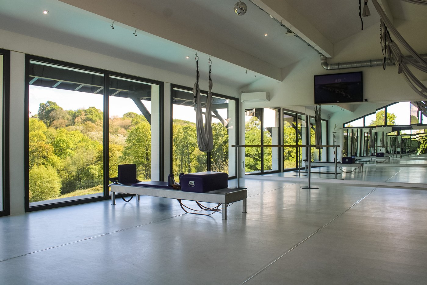 La salle du studio Les2L, prête pour un cours en groupe privé