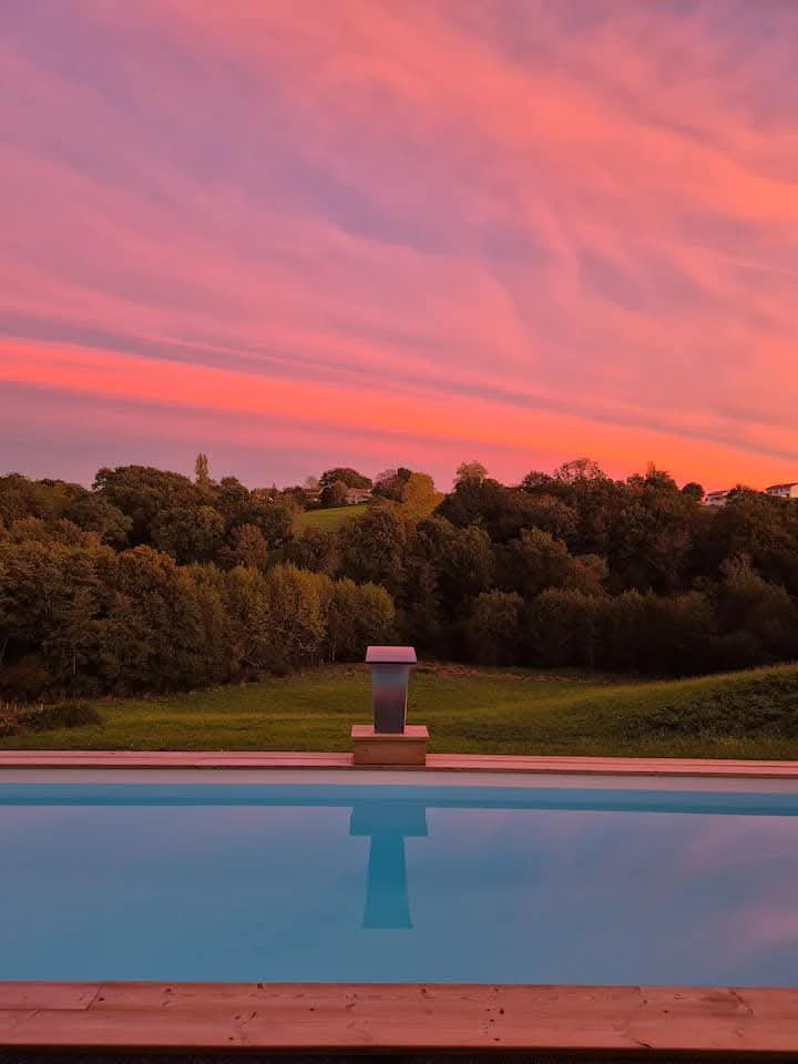 La piscine au coucher du soleil