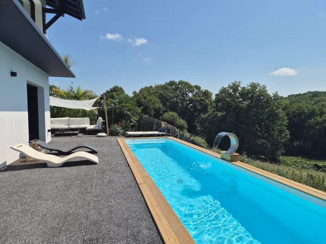 La piscine et la terrasse