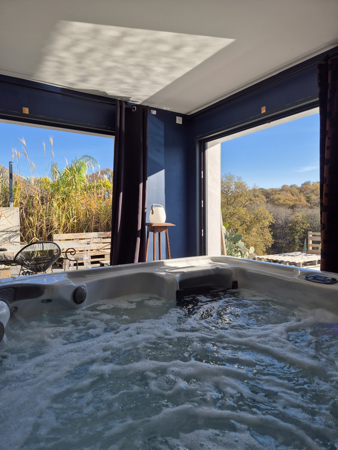 Le jacuzzi face à la vallée